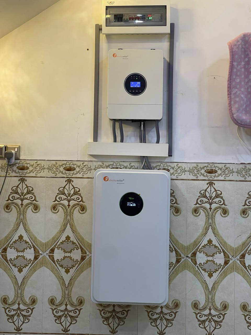 ☀️ تم بحمد الله تنصيب منظومة طاقة شمسية متكاملة ☀️

⚡ منظومة 10 أمبير نهاري و 12.5 أمبير ليلي
مصممة لتوفير تشغيل مستقر وكفاءة عالية بأفضل استهلاك للطاقة 🔋

📌 مكونات المنظومة:

🔹 انفيرتر فلستي 6 كيلو واط
✅ ضمان سنتين

🔹 بطارية فلستي 12.5 كيلو واط
✅ ضمان 5 سنوات

🔹 5 ألواح فلادلفيا عالية الكفاءة
✅ ضمان 20 سنة

🔹 هيكل تثبيت من حديد ميكانو مغلون سماكة 2 ملم
✅ نظام شد براغي احترافي بدون لحيم
✅ مقاومة عالية للظروف الجوية ومتانة طويلة الأمد

✨ مميزات المنظومة:
✔️ توفير ممتاز بالطاقة
✔️ تشغيل ثابت وهادئ
✔️ تنصيب احترافي مع اهتمام بأدق التفاصيل

📞 للحجز والاستفسار مراسلتنا على الخاص

0770 422 2688
0772 305 4900‬
