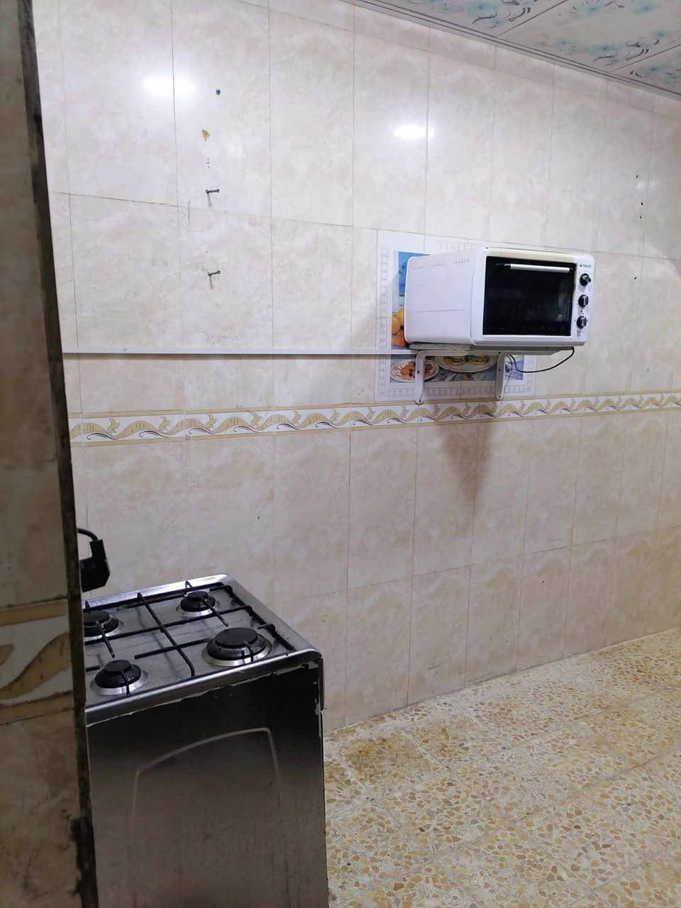 بيت ايجار بحي السلام قرب مدرسه بانيقيا الاهلية 100متر بي سبالت عدد 2 سخان وكاونتر درجه اولى وتانكي ماء ماطور ماء مراوح 3 خلاطات ومغاسل  سعر يجار 450 قفل مقدمه 3شهر غرفه صاله ستقبال مطبخ صحيات ***********
