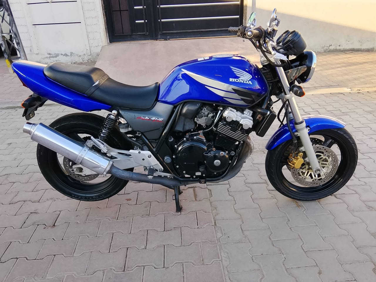 سلام عليكم  
CB400 
جيل  ثاني
 نازله من معرض تميم التميمي 
قبل ٣ اشهر  كفاله عامه 
بعدهه عله وضع شركه متصرف عليها لو ربع
  سويجات ثنين
 الرقم  ***********
 سعر 13 ونص  عنوان رمادي تاميم
