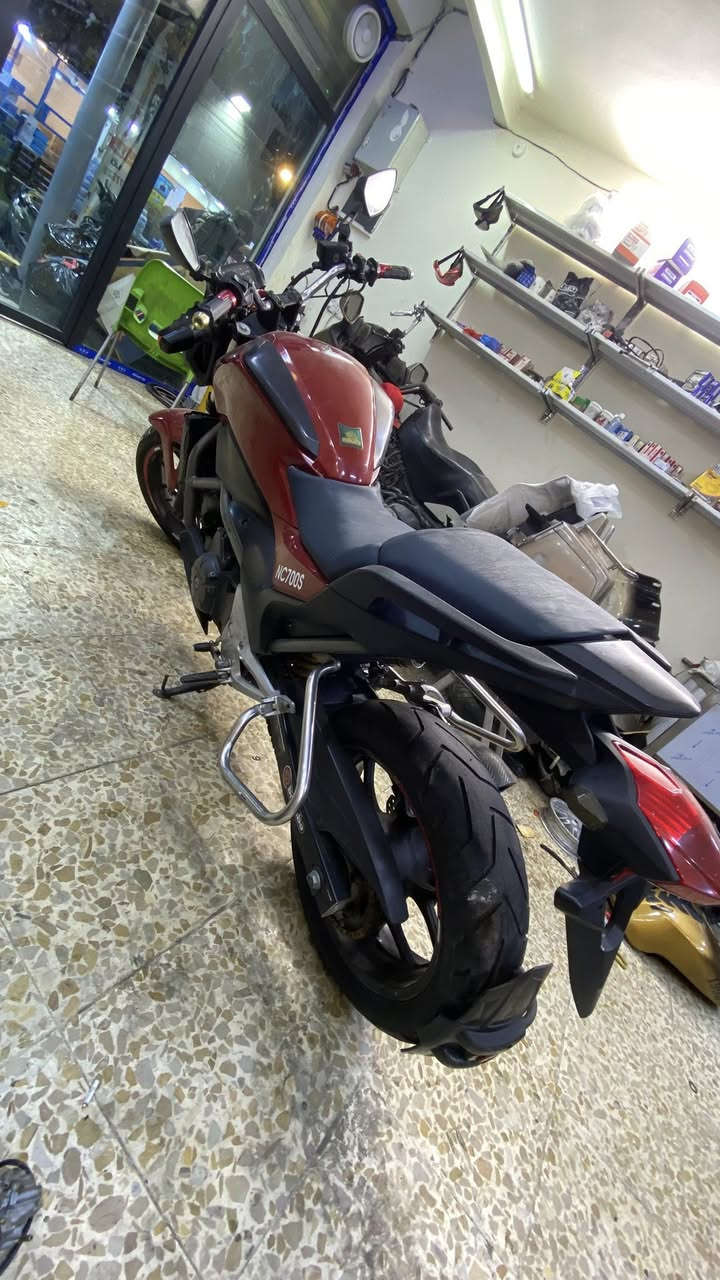 السلام عليكم هونداnc s 700
دراجه كامله مكفوله 
بيه نقص جامه اماميه 
بغداد الكريعات 
رايده 20 $ وبيه مجال 
***********
