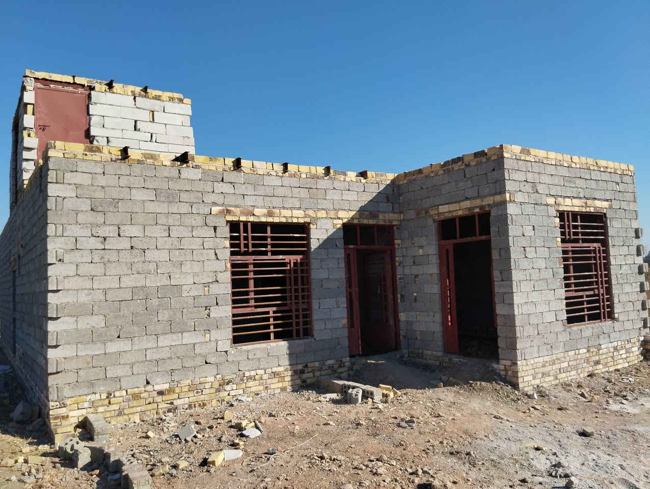 السلام عليكم بيت جاهز لسكن الموقع قرية فيصل يبعد عن المحرم 100متر المساحة 200متر الشارع الي ينزل علية 6متر السعر 28 وبيه مجال بسيط لاتصال *********** أو ***********
