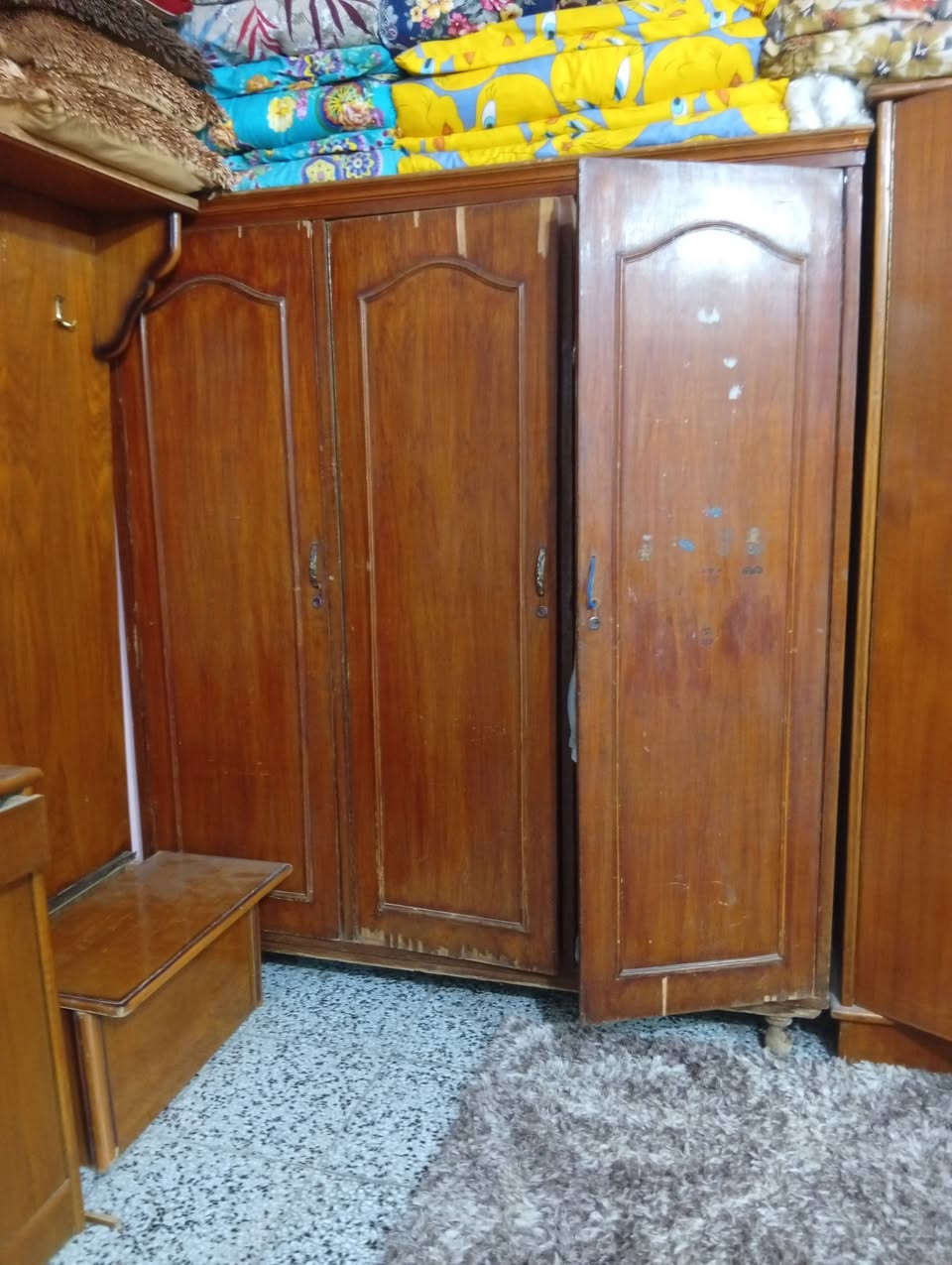 ابيعهن شلع ب٥٠٠ كنتور +زاويه+ميز تواليت+ مجمده وياهن هذن الدباديب رقمي ***********
