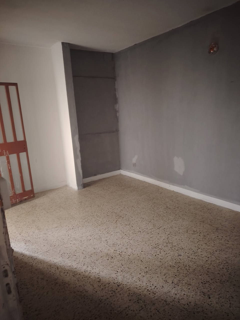 سلام عليكم شقه ارضيه+ مشتمل مع الشقه للبيع ديلوكس مجاور مدرسه الورقاء التواصل عل رقم الهاتف ***********
