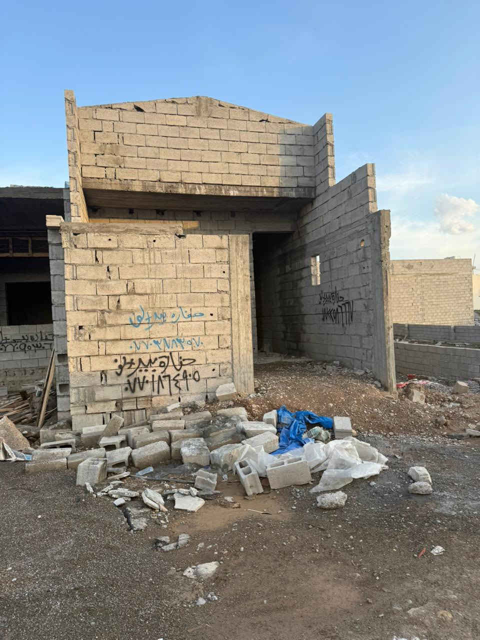 هيكل مسقف كامل للبيع زراعي  مكانه بدر قريب ع شارع فرع مول حسين منطقه جديده للاتصال
***********
السعر ٣٧ وبي مجال بسيط
