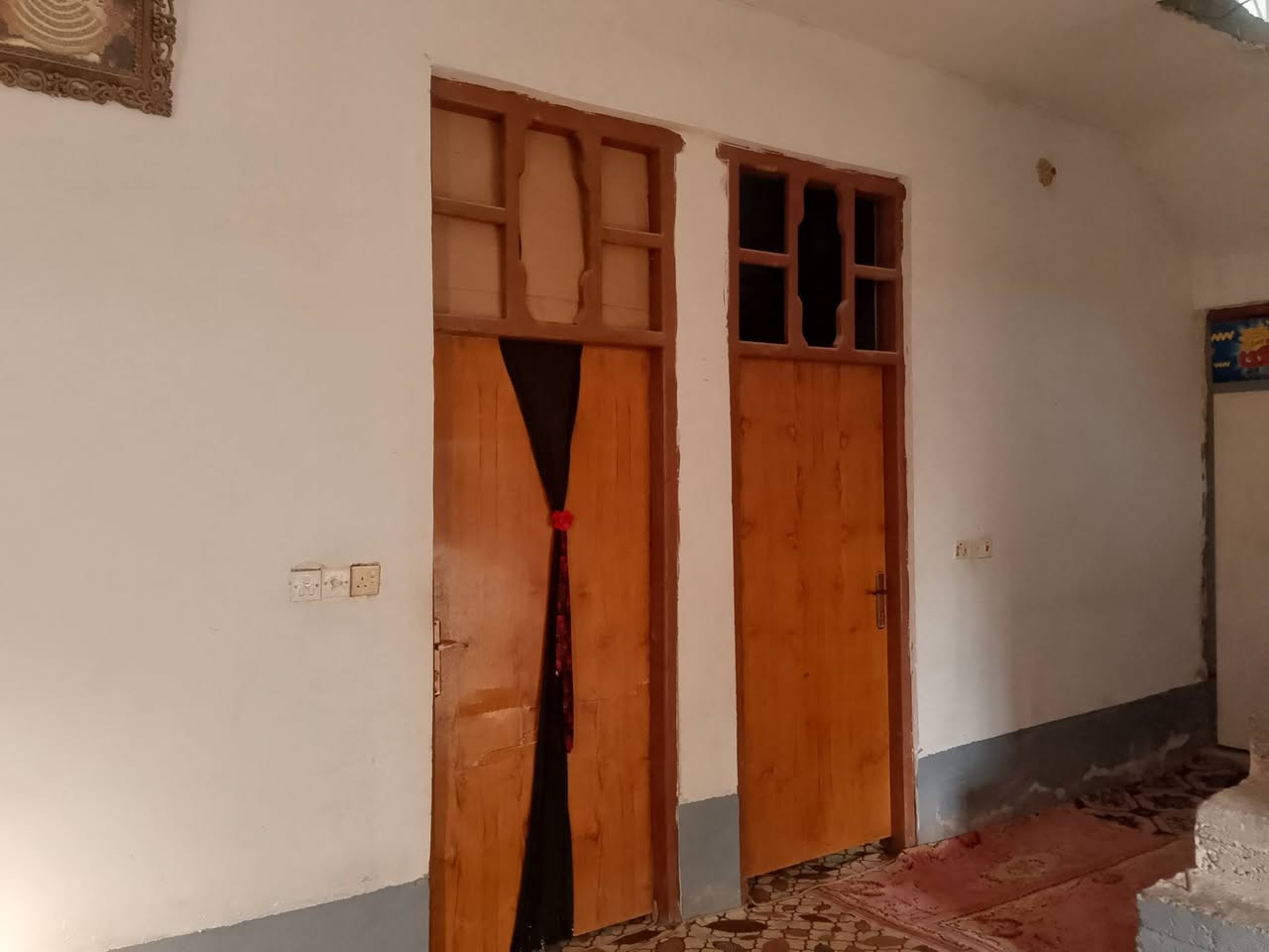 سلام عليكم بيت البيع فئ حي رشيد مساحه 250 مكون من غرفتين 5/6 وصاله10/4 وستقبال7/4 حمام داخلية صحيات خارجيه كمل خدمات مي صونتين مسحوبله يعني كامل مكمل/***********
