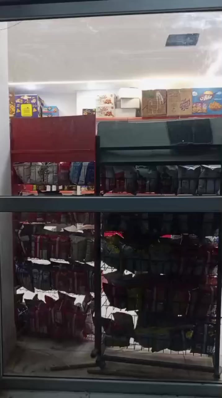 السلام عليكم أسواق البيع تحتوي الأسواق بردات 2 مجمدات 2 ميز ارفوف سلات جبس 2 مسواك  متكامل داخل الأسواق العنوان 1 حزيران الشارع عبدالرحمن قرب جامعة الاستفسار الاتصال على الرقم ***********
