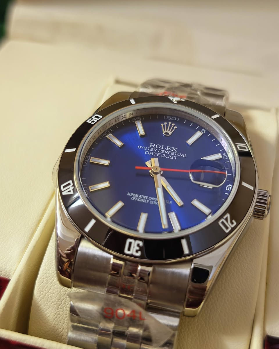 يا الله
شباب سعر جدا مناسب
ساعة رولكس ديت جست (Rolex Datejust) ذات مينا أزرق وإطار أسود، وهي موضوعة داخل علبتها الخاصة.العلامة التجارية: رولكس (Rolex).الموديل: ديت جست (Datejust)، وغالبًا ما تأتي بتصاميم مخصصة أو عالية الجودة.المميزات: قد تتميز بمينا أزرق، زجاج زفير، وآلية عمل أوتوماتيكية. 
***********
