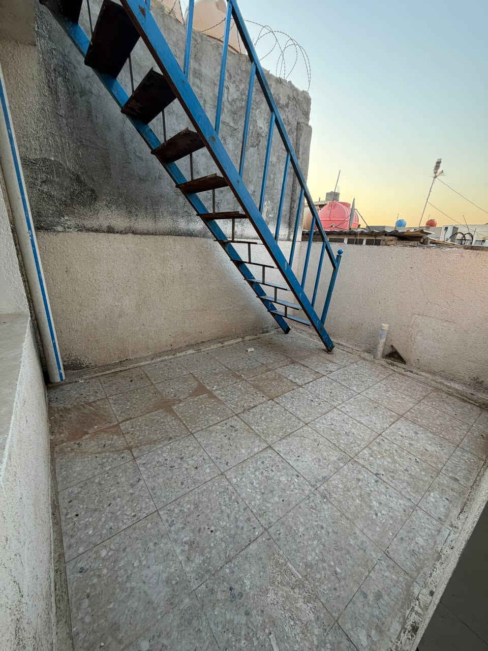 بيت للبيع مساحة ٥٥متر واجهة ٥ نزال ١٠ ونص
العنوان حي القاهرة الدلفية📍
يحتوي على استقبال و مطبخ وخدمات وحولي
طابق ثاني غرفتين نوم مع خدمات
الطابق الثالث  غرفة نوم  مع خدمات وسطح
للاستفسار الاتصال : ***********☎️
