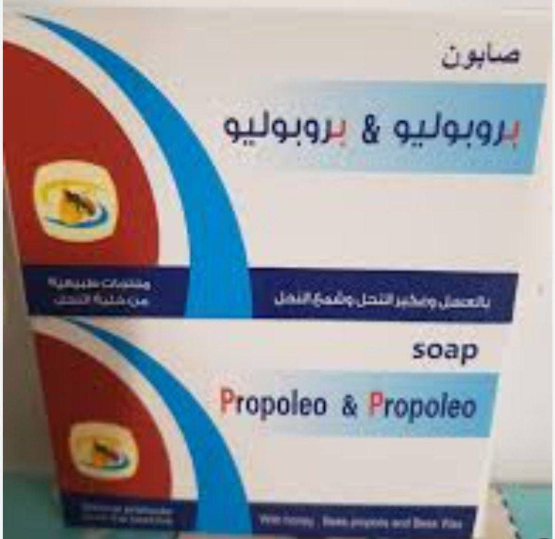 كورس معالجة البواسير  من شركة بي
 فارما 👨‍🔬 صابونة +عصارة بروبليو  👩‍🔬
( بواسير ـ حكة شرجية ـ الناسور) 

بروكتو بروبوليو كريم شرجي بالعسل والعكبر وشمع النحل

التركيب:
عسل النحل - عكبر النحل - شمع النحل - زيوت طبيعية (زيت حبة البركة , زيت أوميغا 3) - منتول
الخواص:
يستفيد هذا الكريم من خواص مواد النحل السابقة فيه فالعسل له تأثير مطهر و مرمم للنسج
العكبر مضاد أكسدة قوي له تأثير مرمم للنسج و تأثير مطهر و تأثير مقبّض.
شمع النحل له تأثير مقبّض.
زيت حبة البركة وزيت أوميغا 3 لهما تأثير مرمم للنسج
المنتول: له تأثير ملطف و مبرد و مخفف للألم.
يستعمل كريم بروكتو بروبوليو بنجاح في تدبير مشاكل المنطقة الشرجية البواسير، الشق الشرجي، الحكة الشرجية أو مشاكل المنطقة المترافقة مع الانتانات

الاستعمال:  تغسل المنطقة بصابون ثم يطبق الكريم 2-3 مرات يومياً.
توصيل لجميع المحافظات العراق 🇮🇶


**إذا كنت صاحب هذا الإعلان وتريد حذفه لأي سبب، رجاءا أرسل رسالة إلى الدعم الفني**
