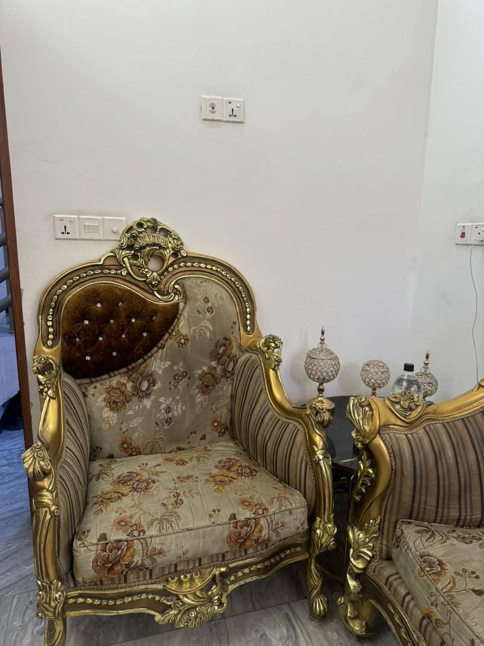 السلام عليكم تخم قنفات مصري اسيوط قنفتين وأربع كراسي نفر 
مليون دينار
*********** واتس
