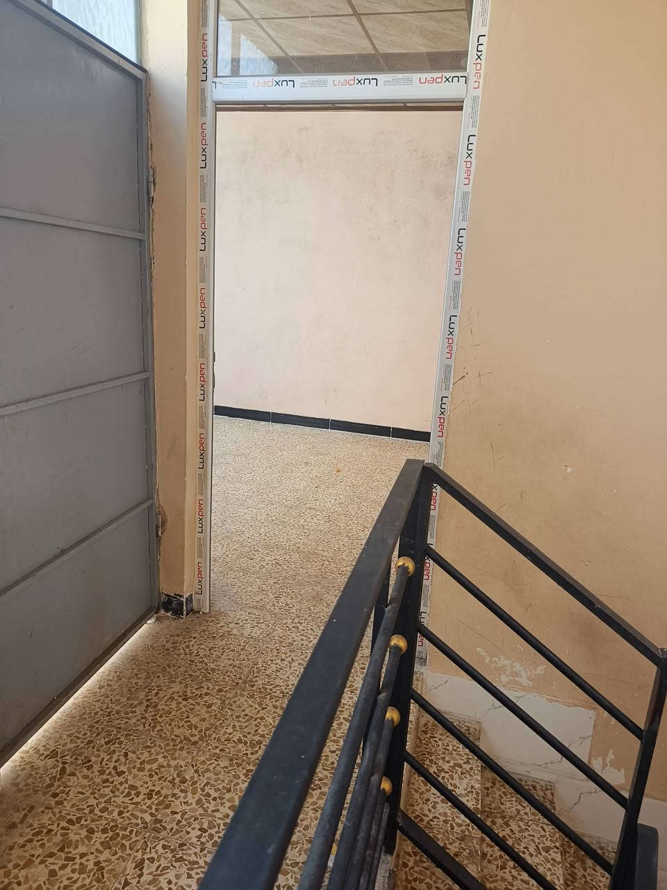 بيت للايجار 
جانب الأيمن بل فاروق قرب جامع السلطان 
البيت موضح ب صور والفيديو 
لتواصل على ***********
