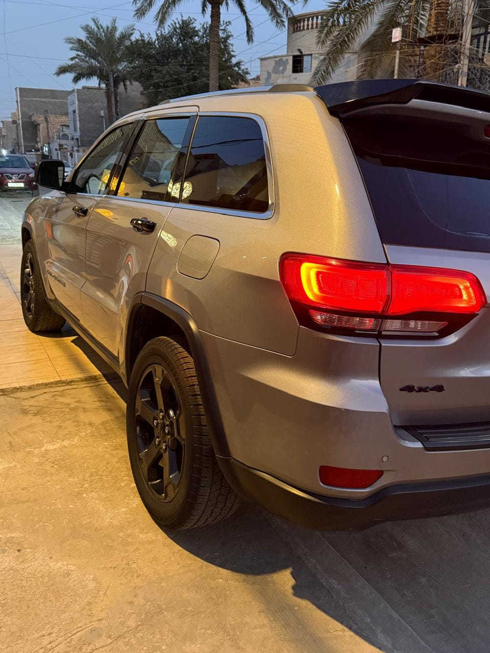 السلام عليكم ورحمة الله وبركاته للبيع فقط جيب كراند شيروكي موديل ٢٠١٩ وارد أمريكي حادثها بنيد وجاملغ جهة السائق مبدلات ومصبوغات فقط بدون دواخل أبد وبيها الجاملغ الثاني طخة جدا بسيطة موضحة بالصور بعدها على وضعها السيارة فول مواصفات عدا الفتحة كراسي تدفئة تبريد كرسي السائق كهرباء رادارات جانبية وهيترات بالمري توقف ذاتي وستيرن تدفئة والباب الخلفي كهرباء ودمام بالجنطة الخلفية وبيها هواي مواصفات بعد مبينة بالصور السيارة جداً نظيفة محدثة بلاك توب تحديث مميز ماشية ١٠٦ الف وكلشي موضح بالصور مكانها بغداد حي العامل وللاستفسار هذا رقمي *********** وسعرها جداً مناسب ١٧٨ سعر مال موديل ١٤ وآسف للإطالة وممنون من الجميع
