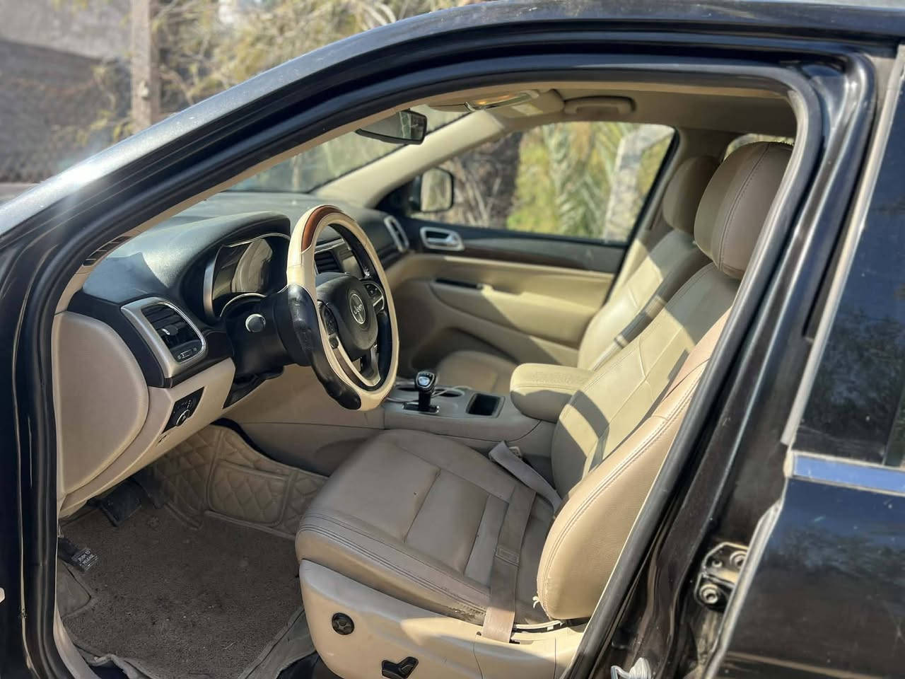 سلام عليكم للبيع جيب لاريدو بسمي موديل 2014بيه صبغ بابتين بس مكينه مكفوله شديته قبل اسبوع مواصفات كير طياره  شاشه زغيره بصمه تشغيل عن بعد / ***********
