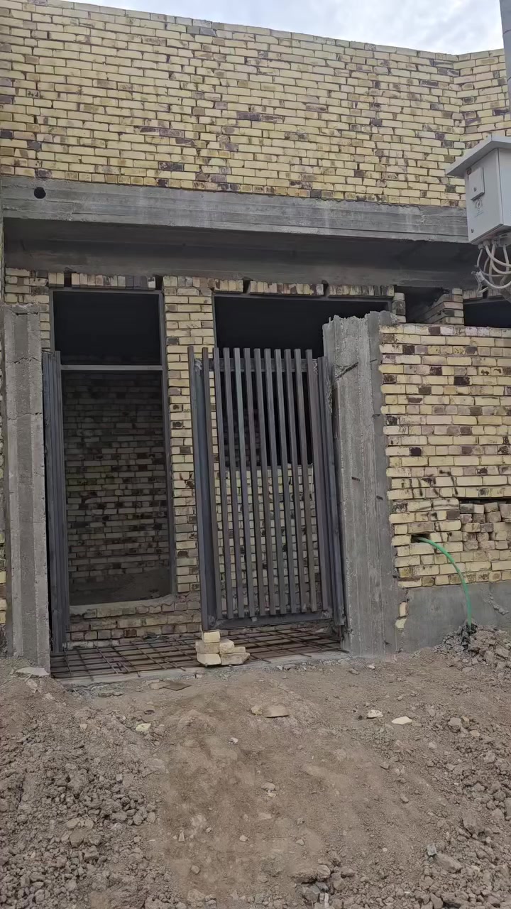 هيكل للبيع بالتقيه الثالثه مربع طابقين الطابق الثاني غرفه وصاله وحمام المساحه 100 متر اساس كونكريت. قرب مجمـع الروان  يتكون من غرفه مطبخ صاله استقبال مجمع صحيات البيت مشمول على التطويب استفسار المراسه الواتساب السعر 45 بي مجال***********والاتصال مراجعه مكتب العاصمه للعقار والمقاولات العامه العنوان ام الخيل ساحه الاحتفالات قرب البلديه الجديده***********
