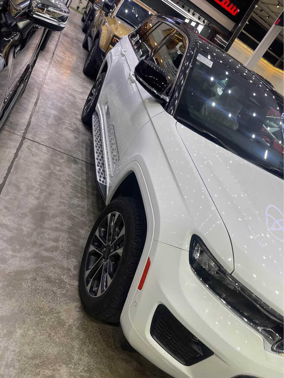 السلام عليكم 
جيب أوفر لاند 2024  خليجي مكفوله من ضربه وصبغ 
ضمان لمدة ثلاث سنوات أو 60,000 كم
حجم المحرك V6 3.6L 
مااشيه 5000اخت زيرو
رقم بغداد  بسمي
داتا شوو
مفتاح التشغيل بصمة 
تشغيل عن بعد 
بانوراما
فتح الصندوق كهرباء 
 دفع رباعي 4WD
اريل نفكيتر 
رادار 
مانع تصادم
 تحديد المسار
نظام الرؤية الليلية
مستشعر نوم السائق مع نظام توقف آلي
أوتو بريك
حساسات أمامية
حساسات خلفية 
لايت زينون + LED 
كشافات 
بك لايت LED 
/ جكات 
ويل كب 20
4 دسك
حساسات ضغط الاطارات 
اشارة في المرايا الجانبية 
المرايا قابلة للطي كهرباء 
النقطة العمياء
كير ماوس 
هاند بريك كهرباء 
دشبول شاشة ديجيتال 
شاشة Apple Car play 
كاميرا دوارة 
4 كاميرات
ناره الداخلية LED 
مقود جلد حياكة  
شفتات مقود 
مثبت السرعة Cruise 
المودات والاوامر الصوتية 
شاحن هاتف Wireless 
مخرج منفذ الطاقة 
فحص نظام السيارة 
تتسع المقصورة ل 5 ركاب
المقاعد جلد 
المقاعد الامامية كهرباء 
تدفئة وتبريد المقاعد الأمامية  
ذاكرة وضعيات الجلوس للمقاعد الأمامية
مساج الكراسي الامامية
مثبت مقعد الأطفال ISOFIX 
تبريد شاشة مناخين منفصلين 
قطعتين تبريد 
نظام مانع الانزلاق  
حاملات الأكواب 
تطعيم الدواخل ألمنيوم 
وبعد بيها مواصفات  
العنوان/  بغداد 
☎️*********** بغداد, العراق
