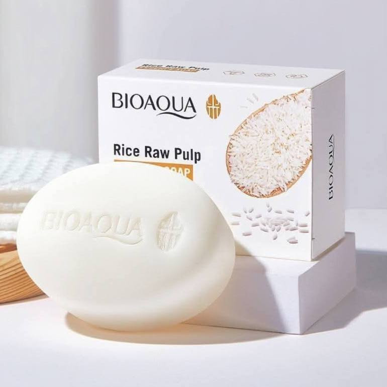 صابونة الأرز الطبيعي BIOAQUA Rice Raw Pulp Essence Soap هي صابونة مرطبة ومغذية غنية بخلاصة الأرز الطبيعي
فوائدها...
* تنظيف عميق : تنظف البشرة بعمق وتزيل الشوائب والزيوت الزائدة والاوساخ المتراكمة في المسام
* ترطيب وتغذية : غنية بخلاصة الأرز والفيتامينات والمعادن التي ترطب وتغذي البشرة بعمق مما يمنع الجفاف ويحافظ على نعومتها 
* إشراقة وتوحيد اللون : تساعد على إشراقة البشرة وتوحيد لونها وتقليل البقع الداكنة والتصبغات 
* تهدئة وإصلاح : تساعد على تهدئة البشرة المتهيجة والمساهمة في إصلاحها 
* مناسبة لجميع أنواع البشرة : ملائمة لمختلف أنواع البشرة بما في ذلك الحساسة والدهنية والجافة 
* التحكم في الزيوت : تساعد في التحكم في الزيوت الزائدة بالبشرة 
طريقة الاستخدام :-
يغسل الوجه او الجسم بالماء الدافيء
تبلل الصابونة بالماء الدافيء وتوضع الرغوة على المنطقة المرغوبة وتدلك بلطف بحركات دائرية لمدة دقيقة واحدة ثم تشطف البشرة جيدآ بالماء 
كل ماهو مفيد لك سيدتي نوفره لكم 
للطلب مراسلتنا على الخاص 
او عن طريق الواتساب ***********
يوجد لدينا توصيل لجميع محافظات العراق
#صابونةالتفتيح
#صابونةالأرز
#صابونةالتبيض
#صابونةبشرةناعمةوبيضاء
