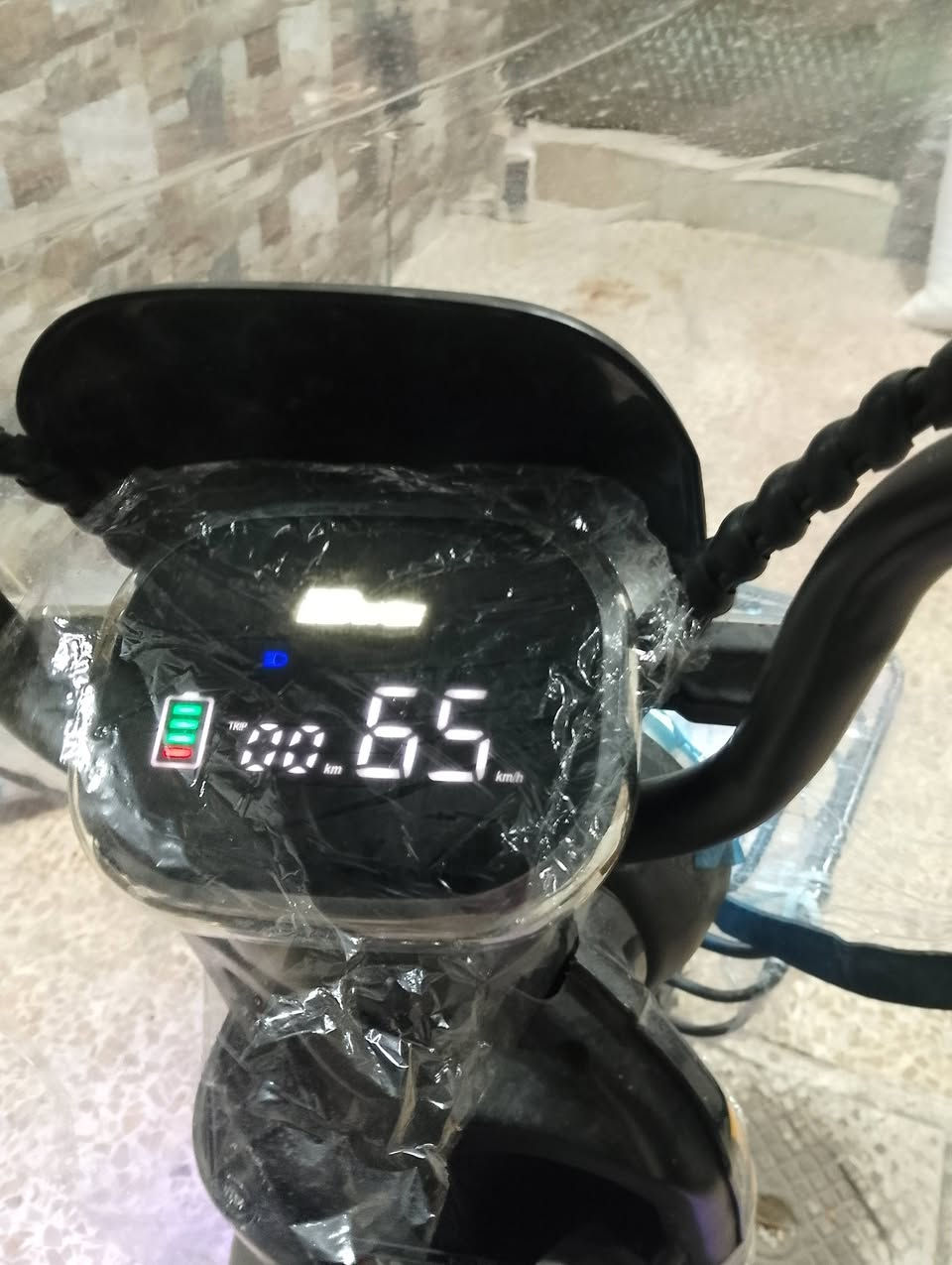 السلام عليكم ماطور شحن للبيع مواصفات سرعة 65 حقيقي 3 سرع و لايت لون ازرق ومع رماش 6دبلات 2 امامي و4 خلفي  و5 بطاريات دبل قبل شهرين من اشتريتو مع اشاير يمين يسار مع سقف مع هورن مع نشرات وبي تشغيل عن بعد السعر خاص او الاتصال على الرقم الهاتف ***********
