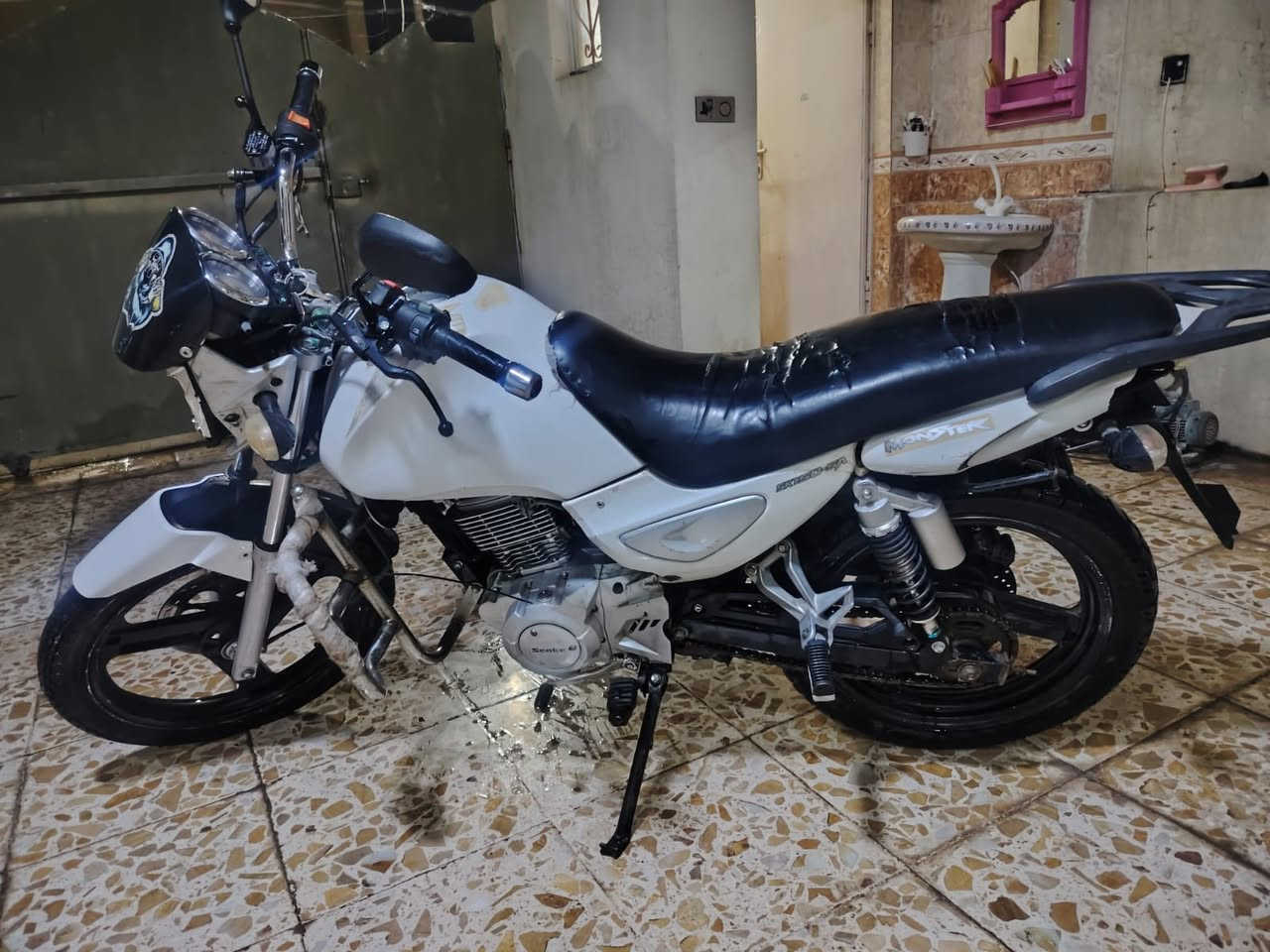 سلام عليكم شباب دراجه نكرة سلف محرك150ما مفتوح موديل 2017 ما ناقصها شي شوفت عينك شغل وطلع وين ما يعجبك سعرها 525(***********
