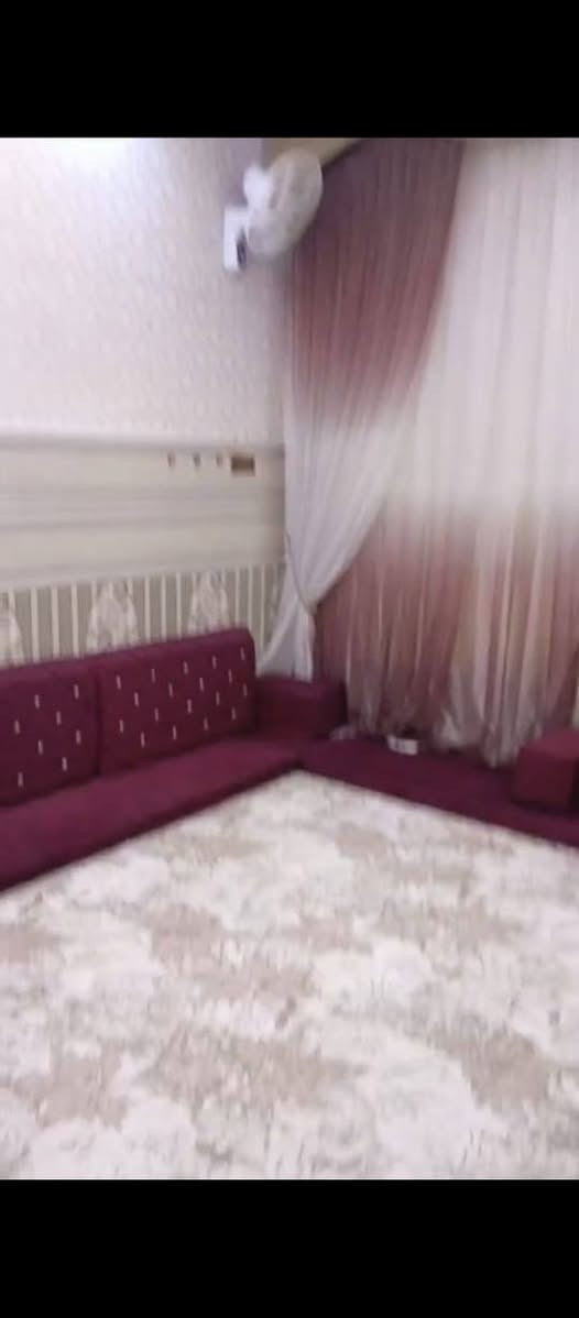 السلام عليكم ورحمه الله وبركاته 
لدينا بيت 100 متر طابقين الطابق الاول استقبال وصاله ومطبخ بارد وحار وغرفه وحمامات داخليه وخارجه وطابق الثاني غرفه وصاله وحمامات ومخزن سندويج في السطح مع عرصه بصف البيت 100 متر بيت جديد بنيانه وحديث شارع تبليط الموقع الكوفه قرب فلكت الدلال الاستفسار على الرقم ***********
