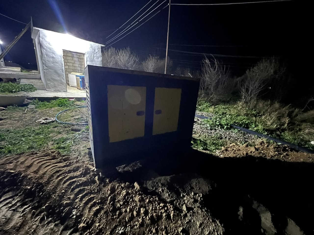 مولد بيركنز للبيع 3فيز كابينه شغال ولا صرف ولا بخار سعر 20 ورقه الشراي يتصل ***********
