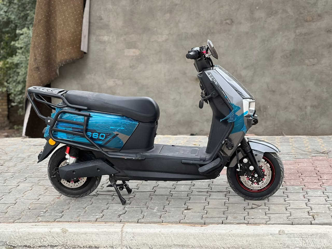 سلام عليكم شباب دراجه شحن للبيع نوع سكنس  زيرو زيرو غير مستخدم من المعرض البيت الله 
شاهد  بعدها وكاله ولا شحنه مشحونه ابد 
  الله  شاهد وصل معرض موجود ابسمي  مواصفاتها
الموديل2026
بطاريات 6 دبل 
التحويلات4
السرعه75 حقيقي معا الوزن 
شاشه تاب تعرض الك لاعطالً ان وجدت 
اشاير رباعيه 
شاحنه اصليه 
تشغيل عن بعد 
تشغيل كارت 
بصمات 2 
سويجات 2
كارتات الذكي 2
نضام السرقه 
مري أصليات 
تحمل شخصين 
تايرات جوبلس تحمل وزن عالي جداً
لونها مميز 
قفل ستيرن 
لونها مميز كلش 
استان تعليك /استان صفح 
لايتات زنوزن قويه جدا
الدراجه مدرعه بل كامل 360درجه

 اي استفسار اتصال 

***********

العنوان بغداد
