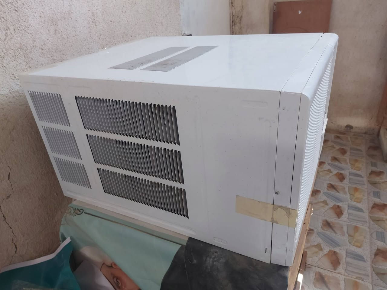 مكيف جديد جديد جديد مشتغل اسبوع راعيه محتاج أعرضه للبيع شرط الفحص والتبريدسعر ٣٢٥وبالخدمه
***********
