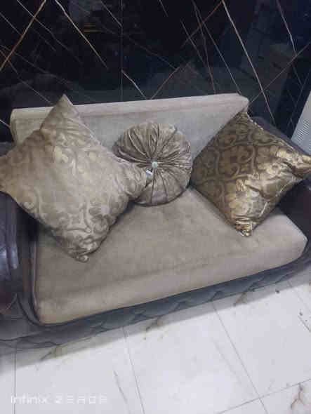 طخم كامل 10 مقاعد اصلي حديد مو خشب يتحول سرير نضافة 90 بالميه  يجي وياه 11 كوشه السعر  750
*********** عمارة
