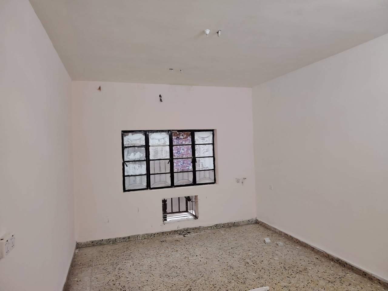 بيت للبيع 160 متر 3 طوابق مسلح 
في الشعلة. قطاع 12 شارع مدرسه النزاهة

2 فرع مقابيل مدرسه النزاهة 

مسلح اعلى من الشارع بايتين

الطابق الاول 2 غرف وستقبال وخدماته

الطابق الثاني 3 غرف وخدماته

الطابق الثالث 2 غرف

السعر 240

***********
