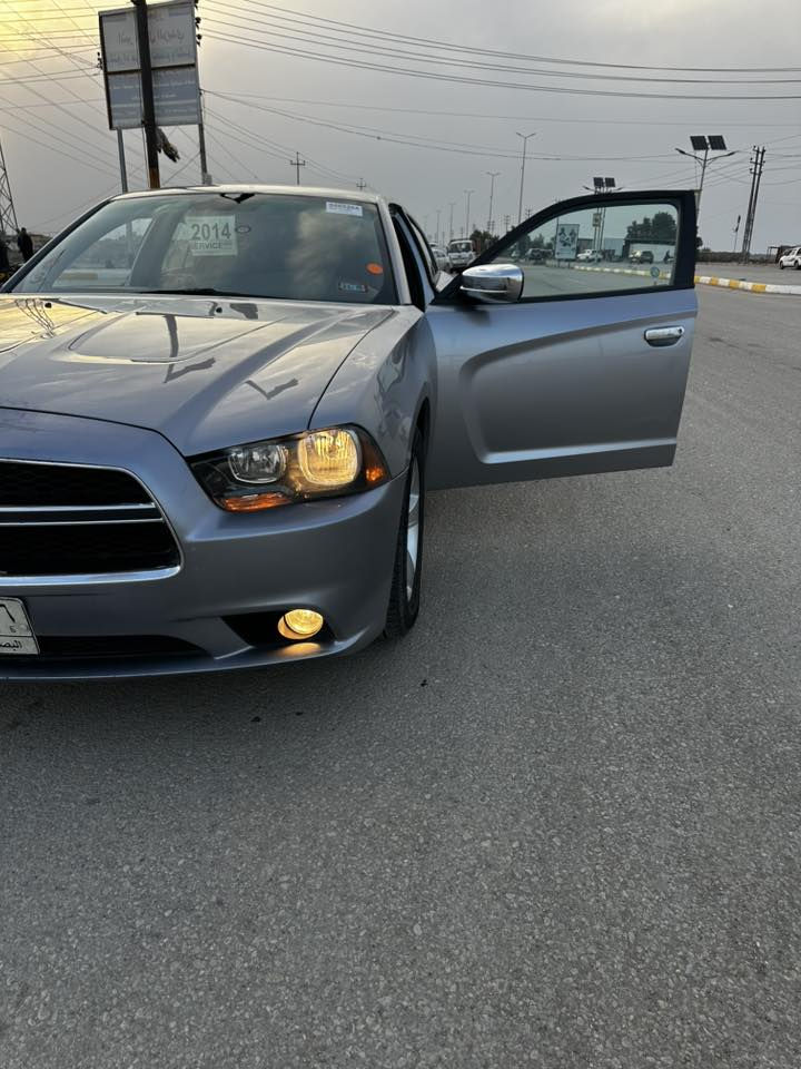 السلام عليكم جارجر موديل 2014 لون سلفر مواصفات اعتيادة محرك 6 سلندر 3600 جديد هسه توني شادة اضافه منظومة غاز جديدة وعليها ادامة كاملة وجاهزه من كلشي رقم بصرة تحويل مباشر السيارة بدون حادث بيها رش كلير قبق الجنطة وفتح الجاملغ الامامي الايسر والباقي مكفول وبقية الموصافات معروفه وواضحه بالصور السعر 160وبيه مجال مكاني سيارة ناصريه الفهود ***********/.       وتساب و تصال ***********
