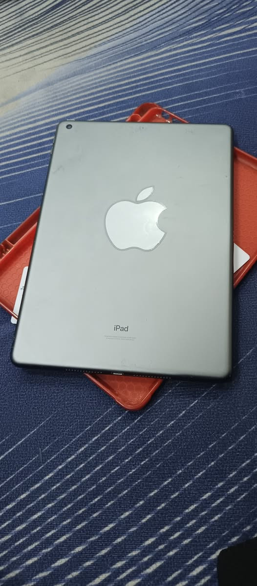 سلام عليكم ايباد 9 للبيع 
ذاكره 64 
لو رصاصي
المواصفات ايباد 9 بعد كلها تعرف مواصفاته 
90 هيرتز الشاشه يعني تشغل 90 فريم 
بس تقره 60 
السعر 225 الف وبي مجال بس قليل كلش 
ملحقاته موجوده بس كارتونته اما الشاحنه كلها ب25 الف
مضروب من الضهر بس ما ماثره عله الايباد الله شاهد نضيف كلش وسلس متواجد فقط بلواتساب ***********
