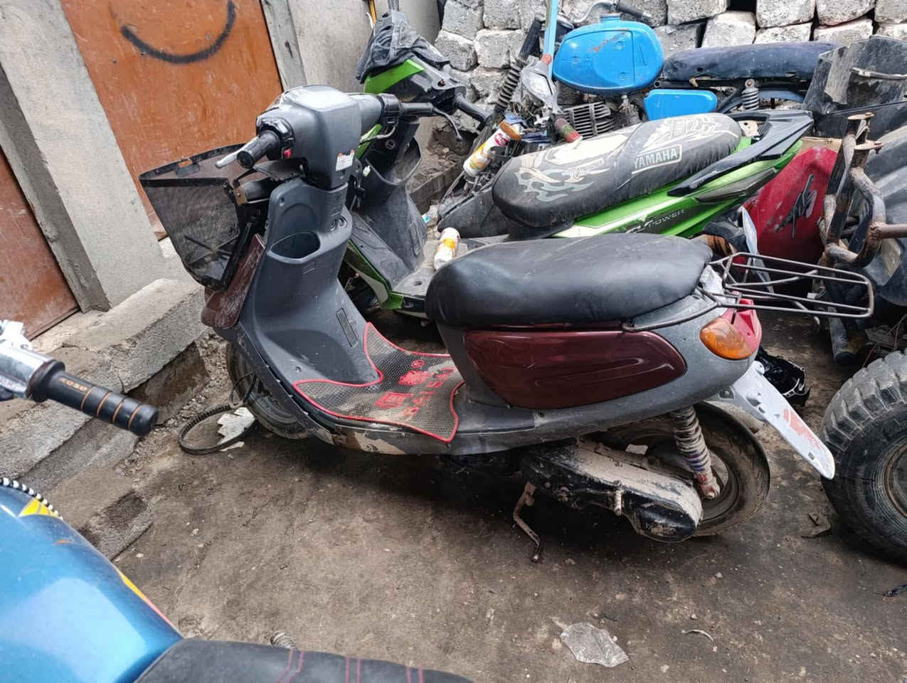 دراجه بزونه لبيع  المكينه ما مفتوح سعره 200 رقم الهاتف ***********
