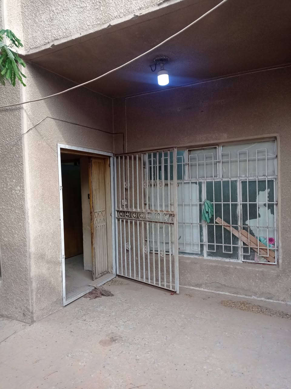 السلام عليكم بيت للبيع بلنواب بلنفط قرب مركز الشرطه 150متر ثلاث غرف نوم وهول واستقبال  ومطبخ وملحقات البيت فارق حالين البناء تسعينات  كلش نضيف بس مترب لان متروك للتواصل ***********
