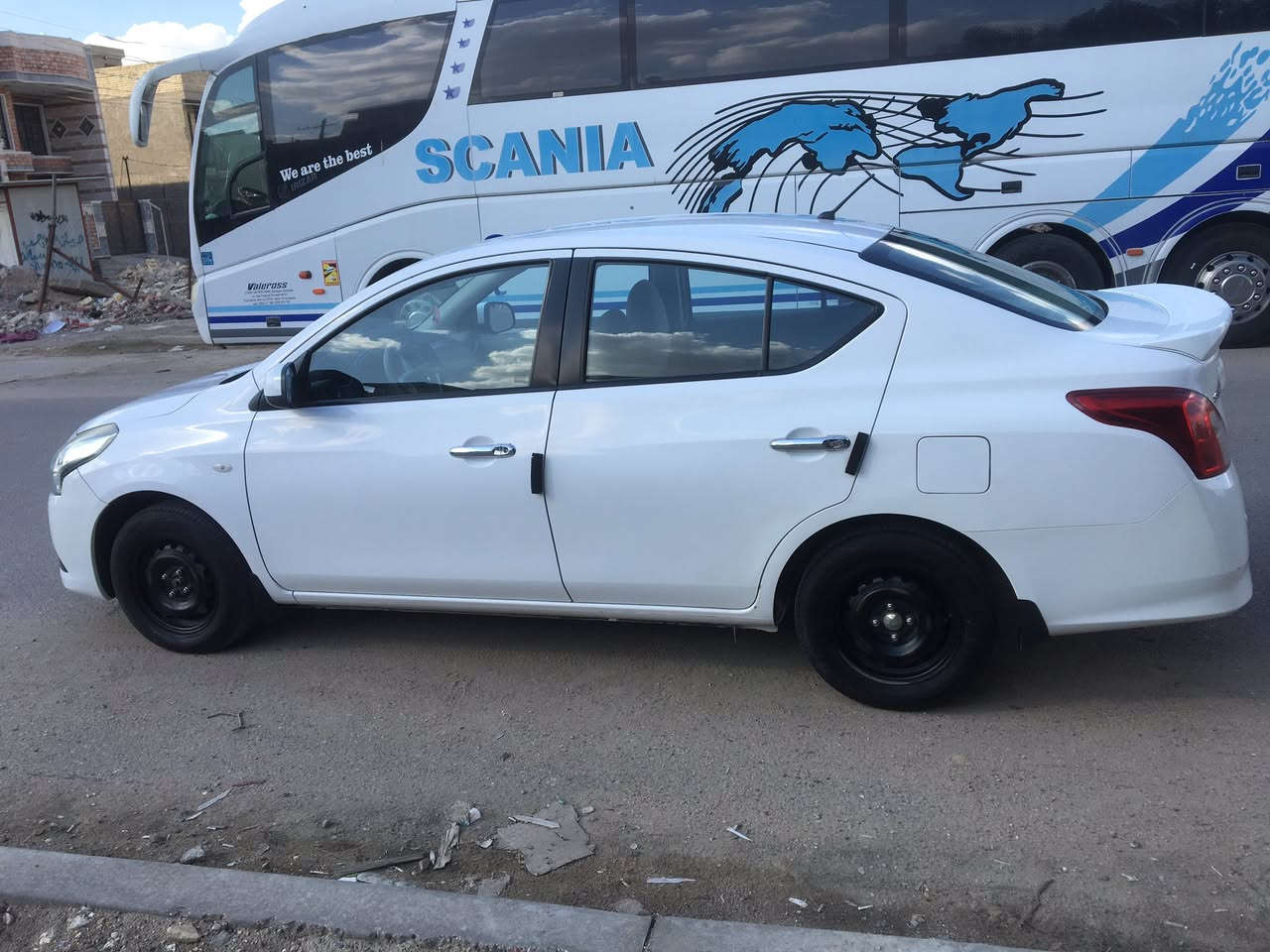 السلام عليكم سني هندي بليته زركه 2019 ماشيه 76 بيها قبق الجنطه مصبوغ اثر سقوط عارضه عليه وهلال الجاملغ الخلفي  واليوم التكمه انطخت بالرصيف سياره قبل شهر مبدل كل صدرها امامي وخلفي وقبل سبوع بدلت نوزل وبلك تخم وادامه كامله تايراتها جديده غرفه نظيفه ارضيه وصندوق جلد رقم انكليزي بغداد سعرها 113 وبيها مجال للاستفسار الاتصال *********** مكانها بغداد حي الجهاد
