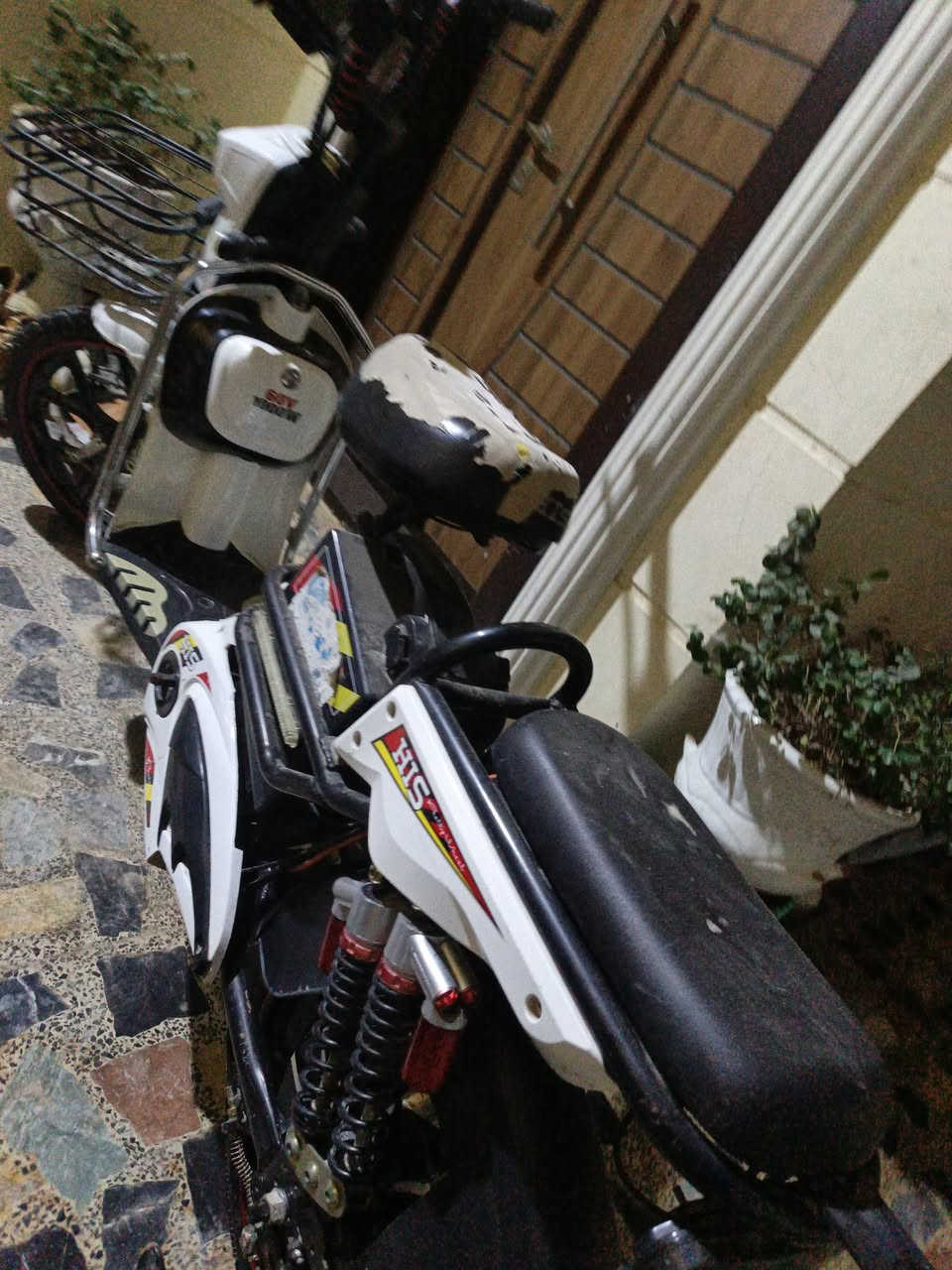 سلام عليكم باسكل لبيع شحن لبيع 6بطاريات سرعة ستين كهربائيات كلهن شغلات دبل اشاره 4سرع بطاريات ما صارلهن 7مشتريهن مكاني كربلاء سعر 300او بيه مجال ***********
