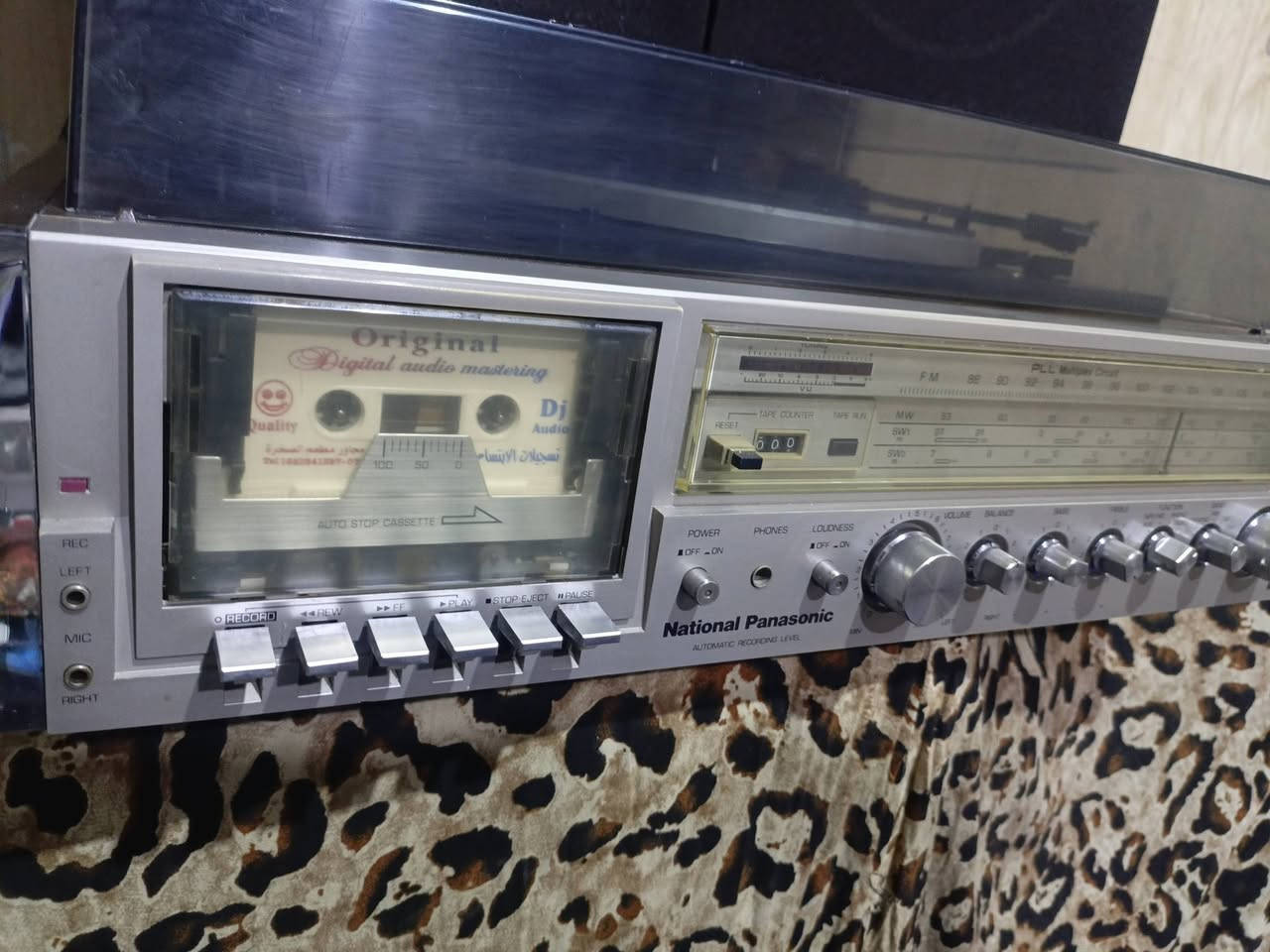 للبيع 
مسجل راديو+كرام فون اسطوانه 
ناشيونال بانسونك ياباني،، المنشأ سنه الصنع 1978,،استيراد مؤسسه نهايه السبعينات جداً نظيف،، شغال وبحاله ممتازه جدا،، خالي من التصليح نهائيا بلاد وضع شركه،،
للاستفسار(***********) يوجد توصيل((السعر مراسله الصفحه))
