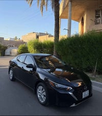 للبيع فقط نيسان سنترا 2024 ماشيه 9 الف فقط سياره بحاله الوكاله بيه بني...