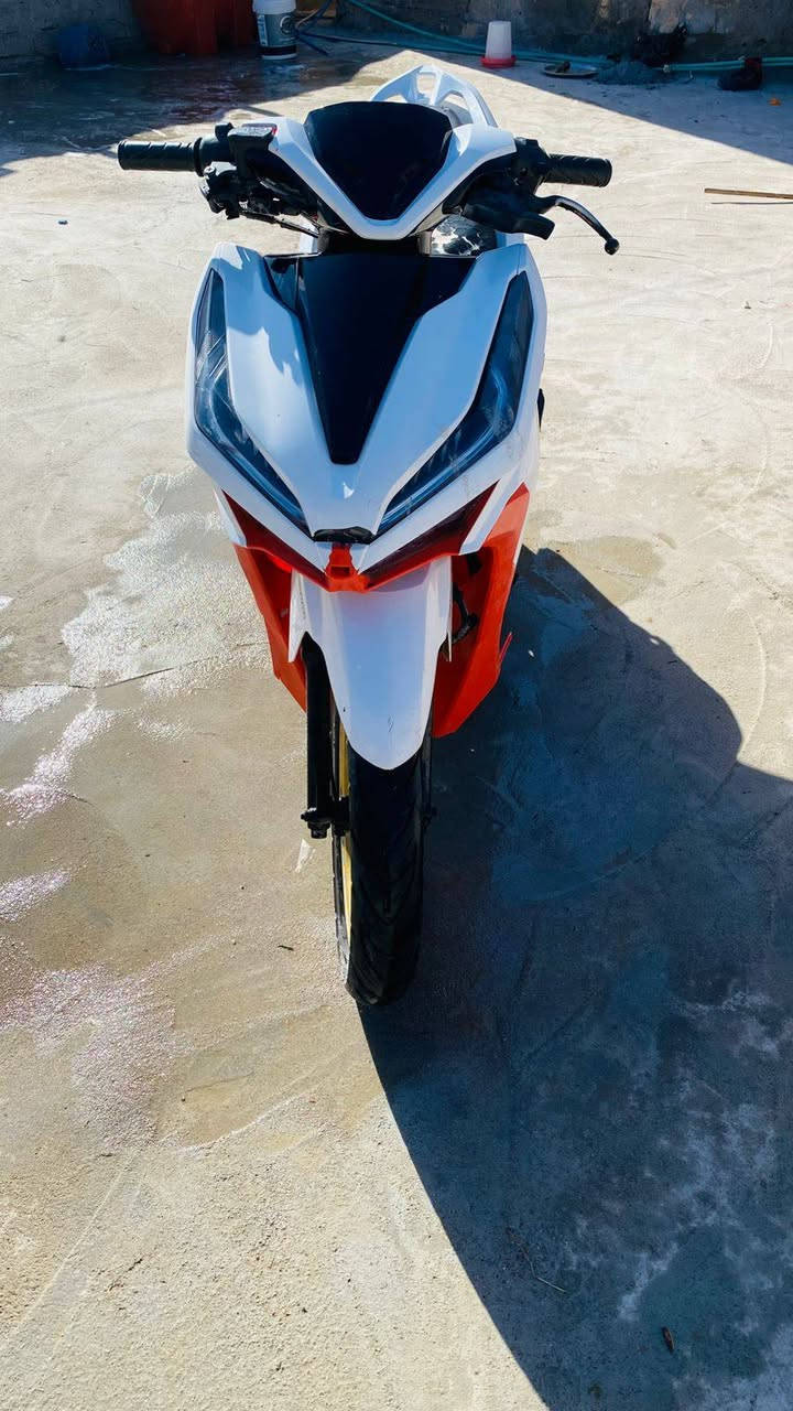 سلام عليكم دراجه للبيع شغاله ما بيهة اي نقص مكاني الكرنه ***********
