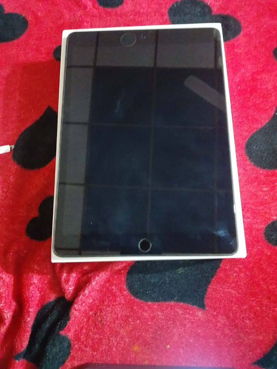 سلام عليكم ايباد 9 للبيع ذاكرة 64 جديد بالكارتون الله شاهد ورسوله شتريته للدراسه ابدايه الدوام سعره 275 خاص موجود او اتصال ***********
