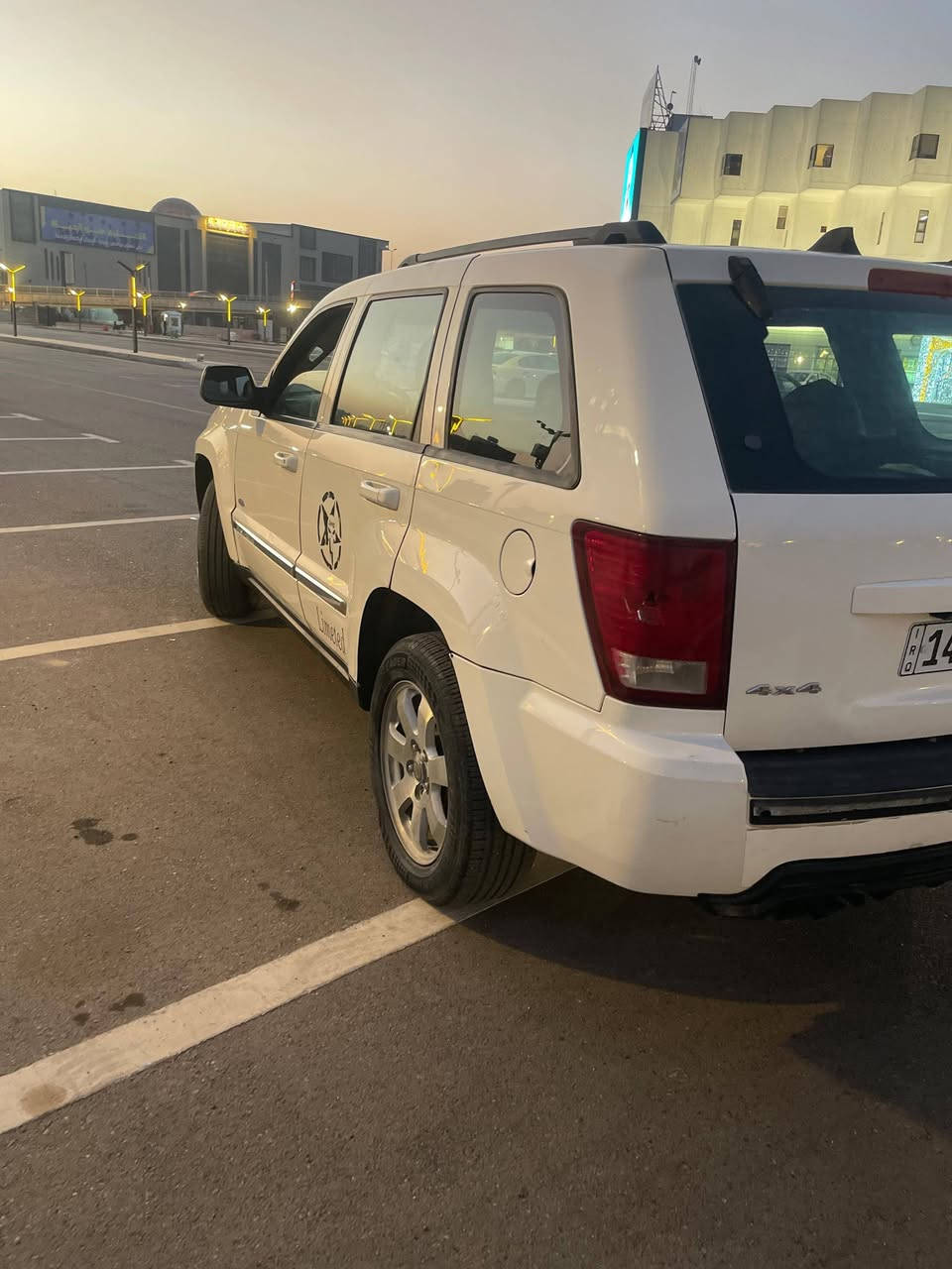 للبيع بسعر مخفض 
جيب شيروكي فول لمتد 2010 
كشنات جلد 
فتحة سلايد 
شاشة لمس بلادي اصلي 
وكامرا بلادي شغالة ايضا 
سستم صوت 
جاهزة محرك جديد شرط الفحص والكير ممتاز 
جاهزة محرك كير تبريد شغال وحدادة  صدر  جيدة بنسبة 80% 
رقم بصرة دولي انكليزي بسمي مكاني بغداد الطالبية 
ضرر جاملغ وبنيد مبدل  والصبغ 3 قطع يعني والسونار مرفق جديد 
السعر 89  وامثالها فوگ الشدة  لان 2007 و2008 مالتهن بتسعينات 
***********
