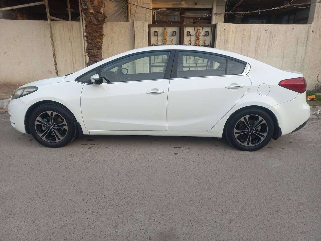 السلام عليكم
كيا سيراتو خليجية موديل 14 
ماشية 119 الف بيها خشم البنيد صبغ اربعه اصابع 
وبيها بارد الباب الصدر اليمنه وبيها بارد جاملغ يسرى 
وباقي المواصفات الخليجية معرفا شفتات سرعة فتح 
تبريد ثلج  مكينة كير مامفتوحات سعر 125 وبيها مجال بصيط بغداد البياع ***********
