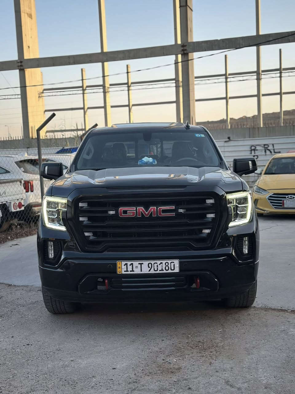 السلام عليكم 
جمسي سيرا موديل ٢ ٢٠٢
المواصفات slt المعروفه فول 
مكينه ٥٣٠٠ 
فتحه سقف 
اطفاء ذاتي 
كشنات جلد وكهرباء 
خزانات جوه الكشنات 
مري شفط
اضاء بل مري 
اضاء بل بدي 
بدي ٣ طكات 
اربع بصمات بل ابواب 
وبعد بيها هواي مواصفات
حادث السياره جامغ وبنيد 
ايرباك استيرن وبرده 
السعر ٣٣٠ وبيه مجال 
عنوان السياره بغداد 
رقم الهاتف 
***********
