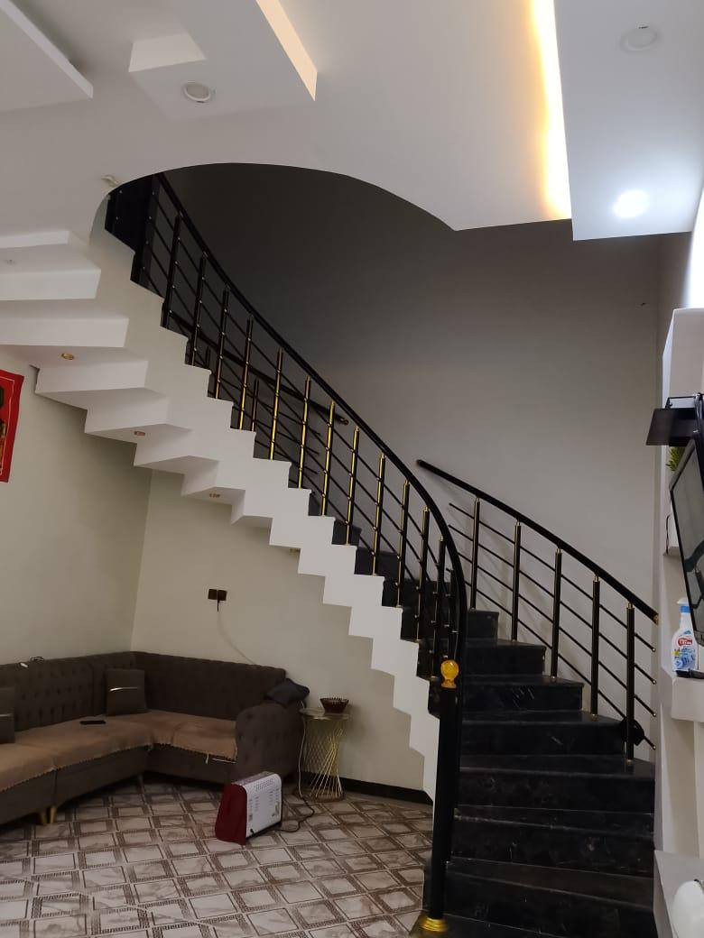 يحتوي عل غرفتين ومناور اثنين وصحيات وديوانيه وصاله وحديقه وكراج ومطبخ
مساحه ٢٠٠ مساحه البناء ١٤٠طابوك سنة البناء ٢٠٢٢
طابو زراعي سند 25/
السعر  ١٦٥ قفل
***********
