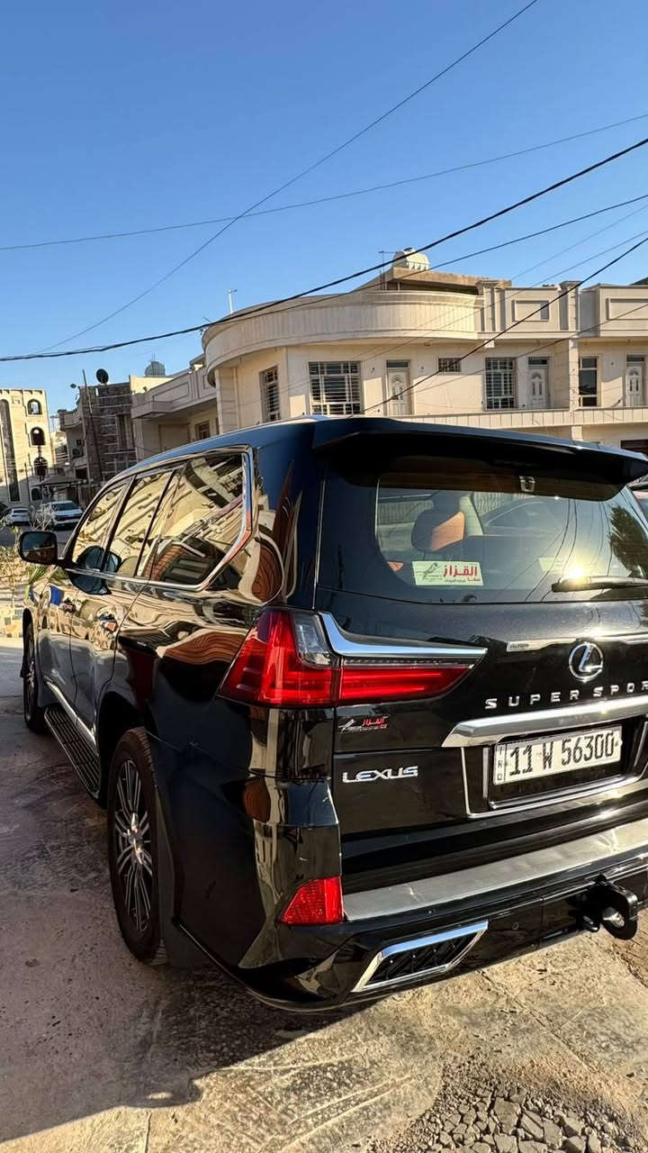 لكزس LX570
موديل 2021 خليجي
محرك 8 سلندر حجم 5700 
ممشى 77.000 km
لون اسود
7 راكب
مقاعد جلد
لون الداخل قرميدي
السعر 90.000$ وبي مجال بسيط
***********

