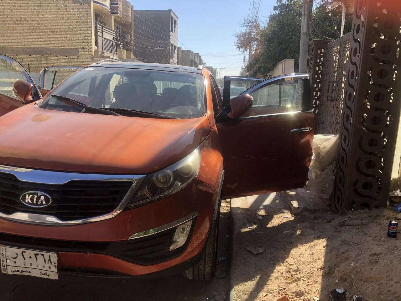 السلام عليكم 
سبورتج ٢٠١٢ مشمشي خليجي
رقم بغداد
محرك ٢٠٠٠
السيارة فول تحكمات بانورامة
صدر جديد
محرك كير مكفولات
بيهة صبغ بالباب بصف السايق
السعر 143وبيهة مجال بسيط
***********
مكانهة حي الجامعة

