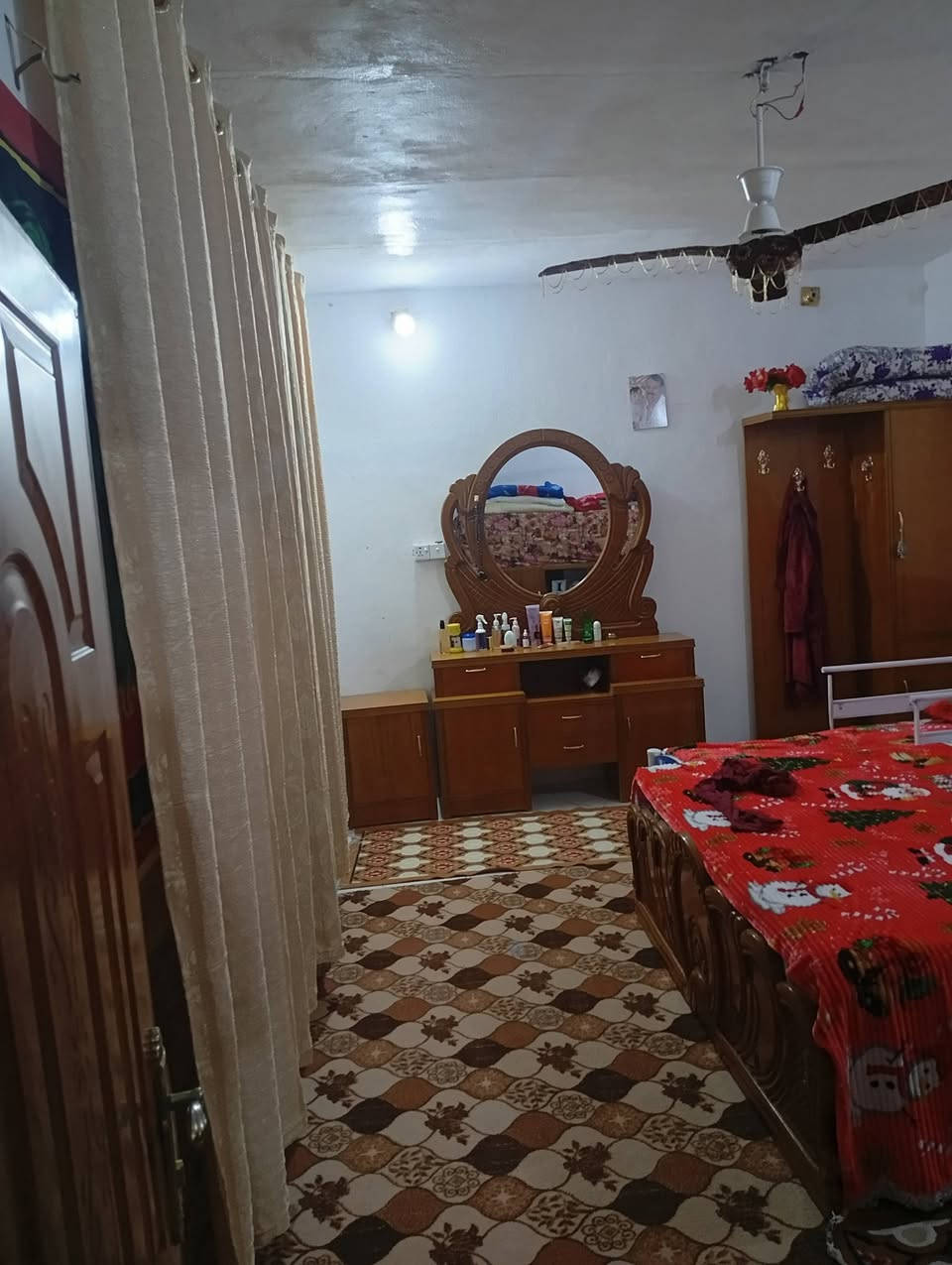 مشتمل للبيع المساحه 107غرفه وهول واستقبال وصحيات حي الحريه قرب الرايه للاستفسار ***********
