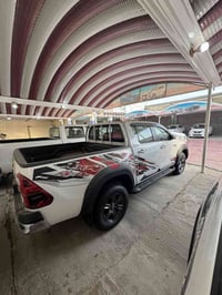 وصول تويوتا هايلوكس TRD 2025 الجبارة إلى معارض سجاد 6 سلندر من القوة ا...