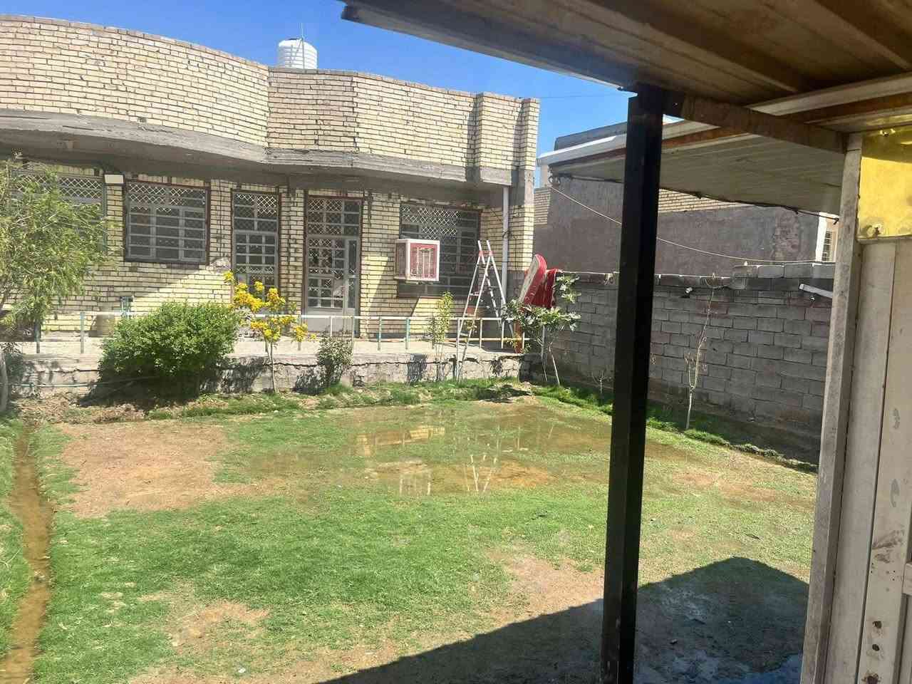 قطعه ارض مساحه ٥٠٠ متر  سند ٢٥ زراعي مبني بيه بيتين متشابهات تماما ومعزولات واحد عن ثاني بالكامل فقط الحديقه والكراج مشترك البيت عالي عن الشارع وعلى شارعين بظهره شارع وكدامه شارع كل بيت يحتوي على استقبال ومطبخ وحولي ومنور وحمام وتواليت وغرفتين نوم وبيتونه ودرج وترك خلفي بيوت مبنيه جديد موقع البيت الشعله الدوانم شارع البلوك خلف السكه قبل مدرسه الإمامين العسكريين بأربع شوارع السعر ٢٢٠رقمي ***********
