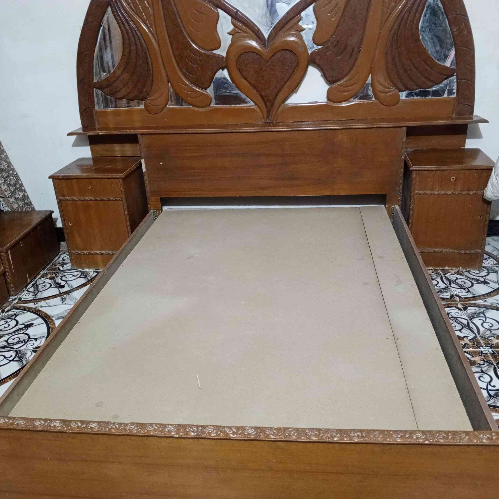 غرفة اخشاب 
سعر ٣٥٠  المكان الكماليه البستان علي كمال ***********
