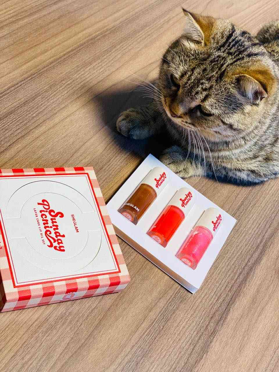 شيكلام استعدي لأحلى لمسة جاذبية مع مجموعة Sheglam Sunday Picnic – Layer Cake Lip Oil 💋🍓
ثلاث زيوت شفاه فاخرة ترطّب وتلمّع وتضيف لون ناعم يخلّي ابتسامتچ تخطف الأنظار ✨

💄 كلوسات الألوان المتوفرة بالمجموعة:
بني شوكليت 🤎 لمسة طبيعية دافية تناسب كل إطلالة.
أحمر توت ❤️ لإطلالة جريئة وأنثوية.
وردي غليتر 💖 بلمعة ساحرة مثالية للمناسبات اليومية والسهرات.

✔️ قوام خفيف وما يترك لزوجة
✔️ يمنح الشفاه مظهر ممتلئ وصحي
✔️ ممكن استخدامه وحده أو فوق أي روج لإضافة لمعة ✨

🍯 كل سيت يحتوي على ٣ زيوت شفاه – 6ml لكل واحد، يعني رفاهية تدوم معاچ طول اليوم 🌸 بغداد, العراق


**إذا كنت صاحب هذا الإعلان وتريد حذفه لأي سبب، رجاءا أرسل رسالة إلى الدعم الفني**