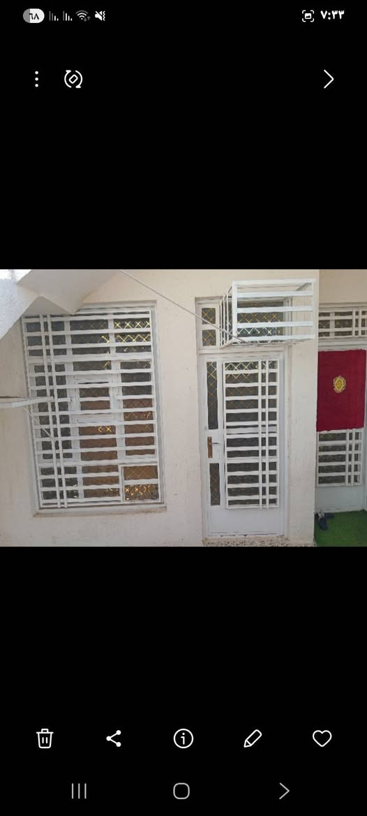 بيت ١٠٠ متر طابو صرف باسمي بناء ٢٠٢٤ طابقين معزولات كل طابق على حده ٣ غرف نوم واستقبال و٢ مطابخ و٢ حمامات كاشي سيراميك يرهم استثمار يتاحر كل طابق وحده السعر ١٢٥ مليون رقمي *********** بي واتساب
